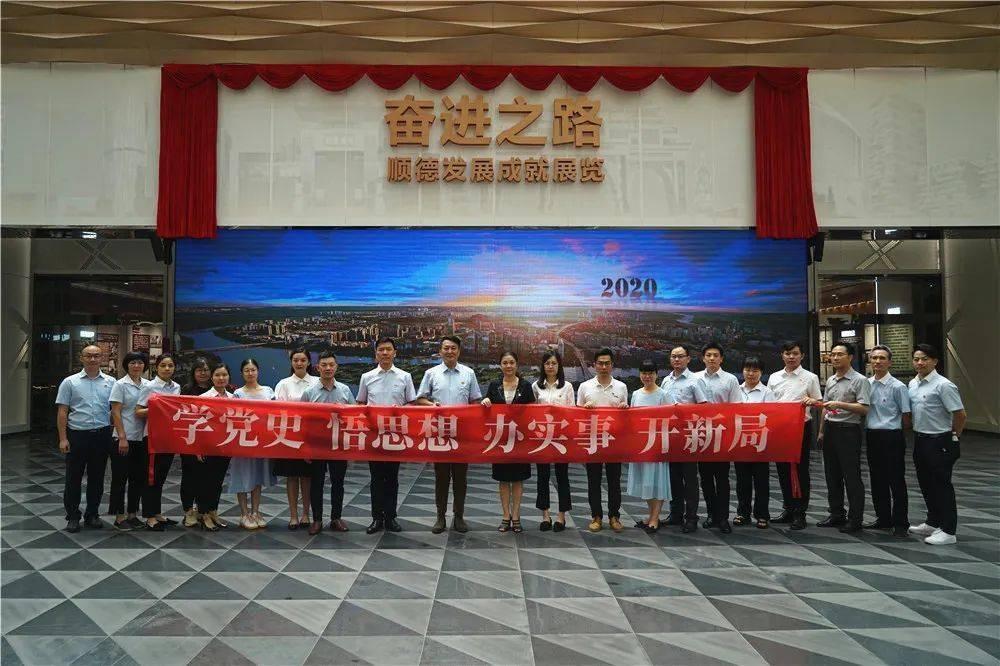 救援摄影师男孩